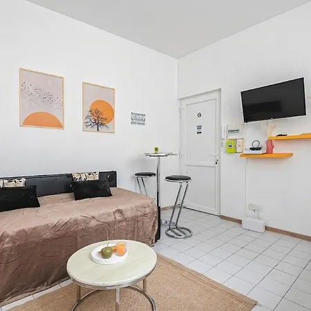 Διαμέρισμα Cozy In , Free Wifi ,coffe Shops Downstairs *