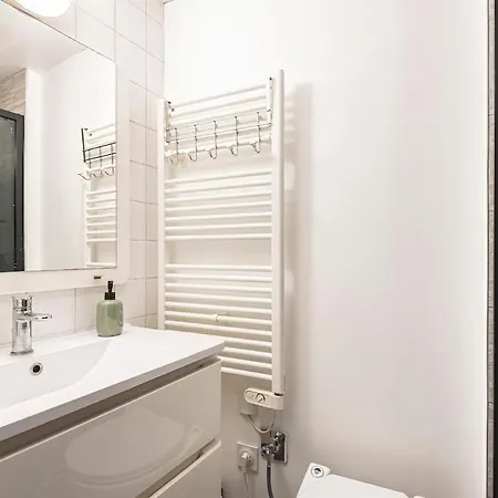 Apartment Cozy In , Free Wifi ,coffe Shops Downstairs