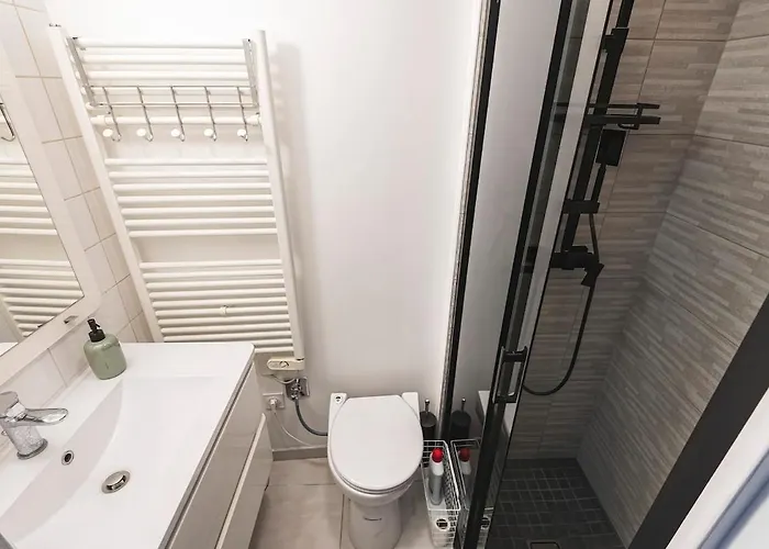 Cozy In , Free Wifi ,coffe Shops Downstairs Reims